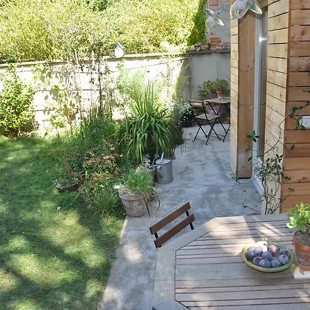 Chambres D'hotes Hors-scene Bed and Breakfast *